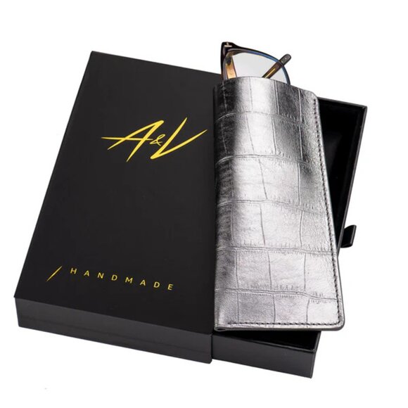 Sleek Calfskin Glasses Case – Alligator Pattern Craftsmanship - Silver Ray - Picture 2 of 3